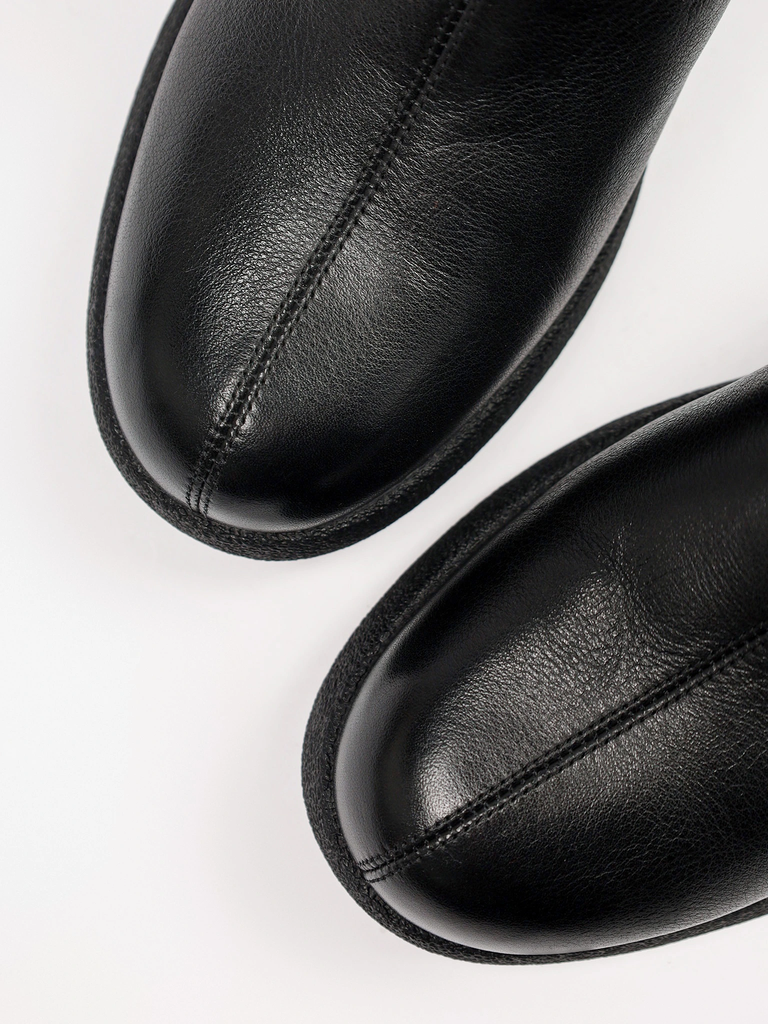 Ботильоны черного цвета на широком высоком каблуке